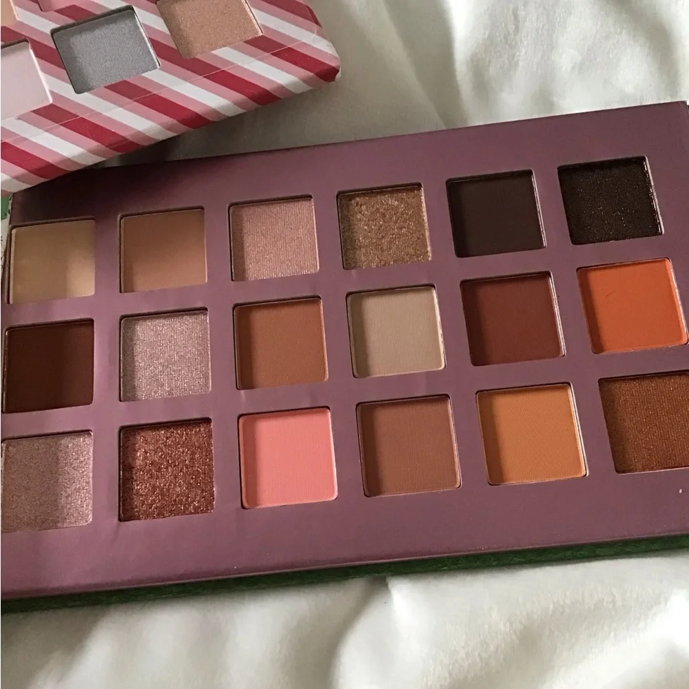 Makeup Revolution Limited Edition ELF 4 Eyeshadow Palette Set New In Box - Picture 4 of 8